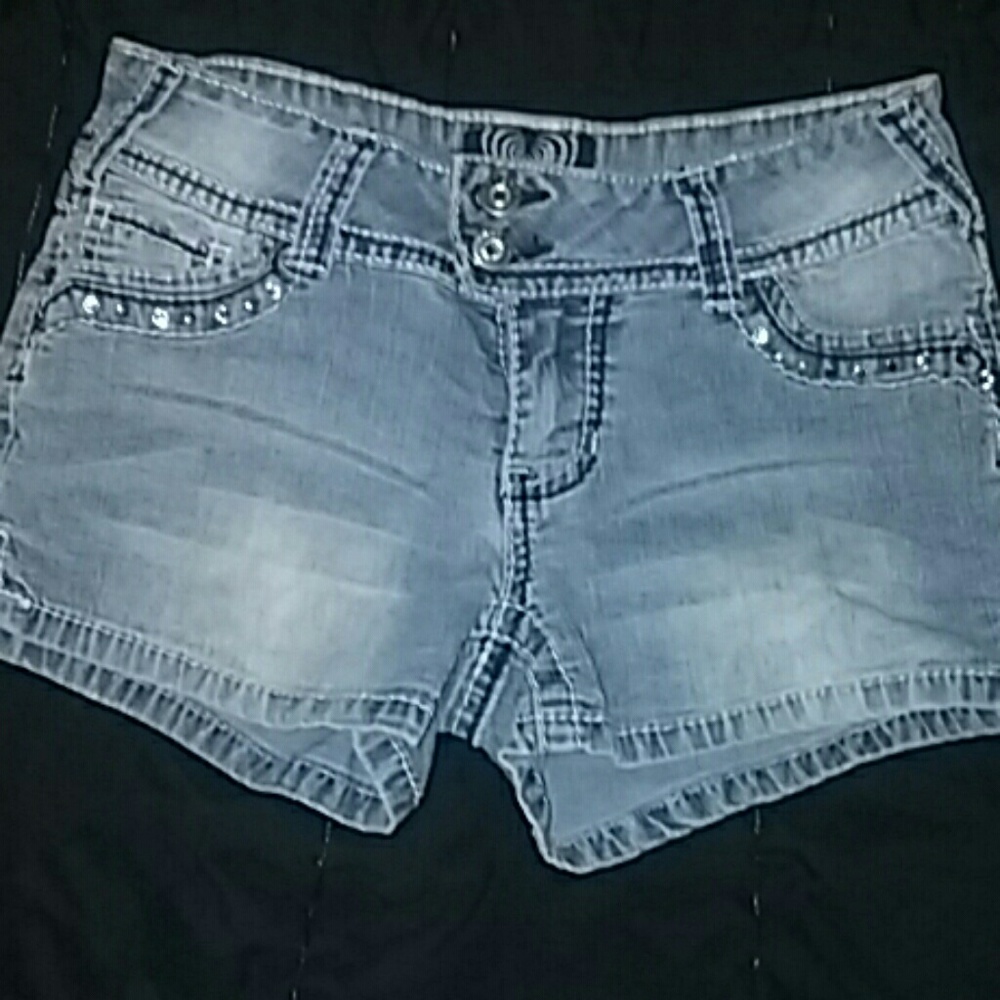 Shorts with accented back pockets.